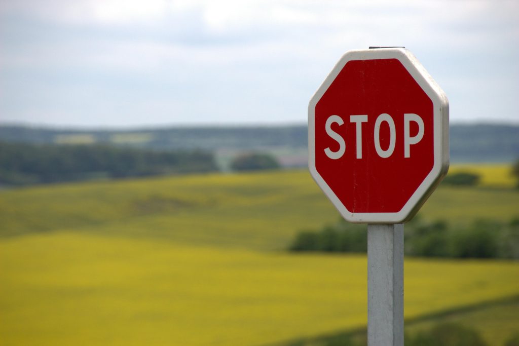 Les règles de priorité pour le panneau stop